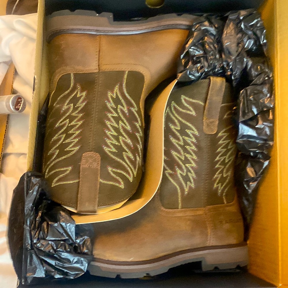 Brand new brown wide square toe size 10 1/2 extra wide ariat soft toe boot